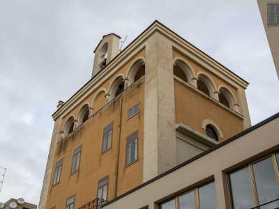 ...appare sovrastato da un loggiato ad archi e da un piccolo campanile